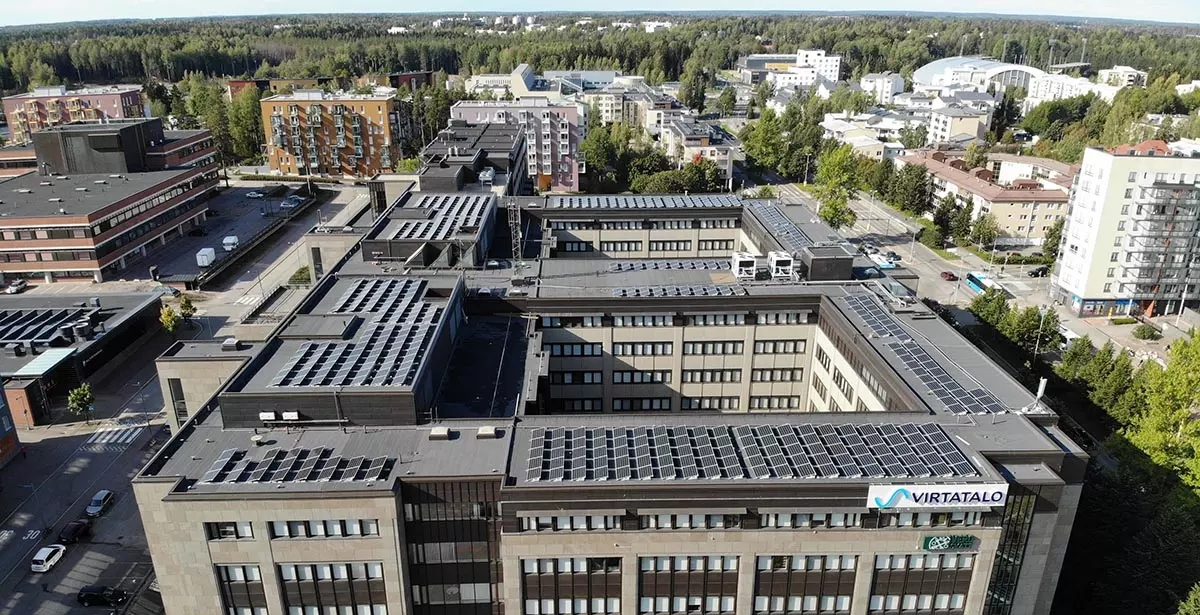 Aurinkopaneeleja Myyrmäen Virtatalon katolla