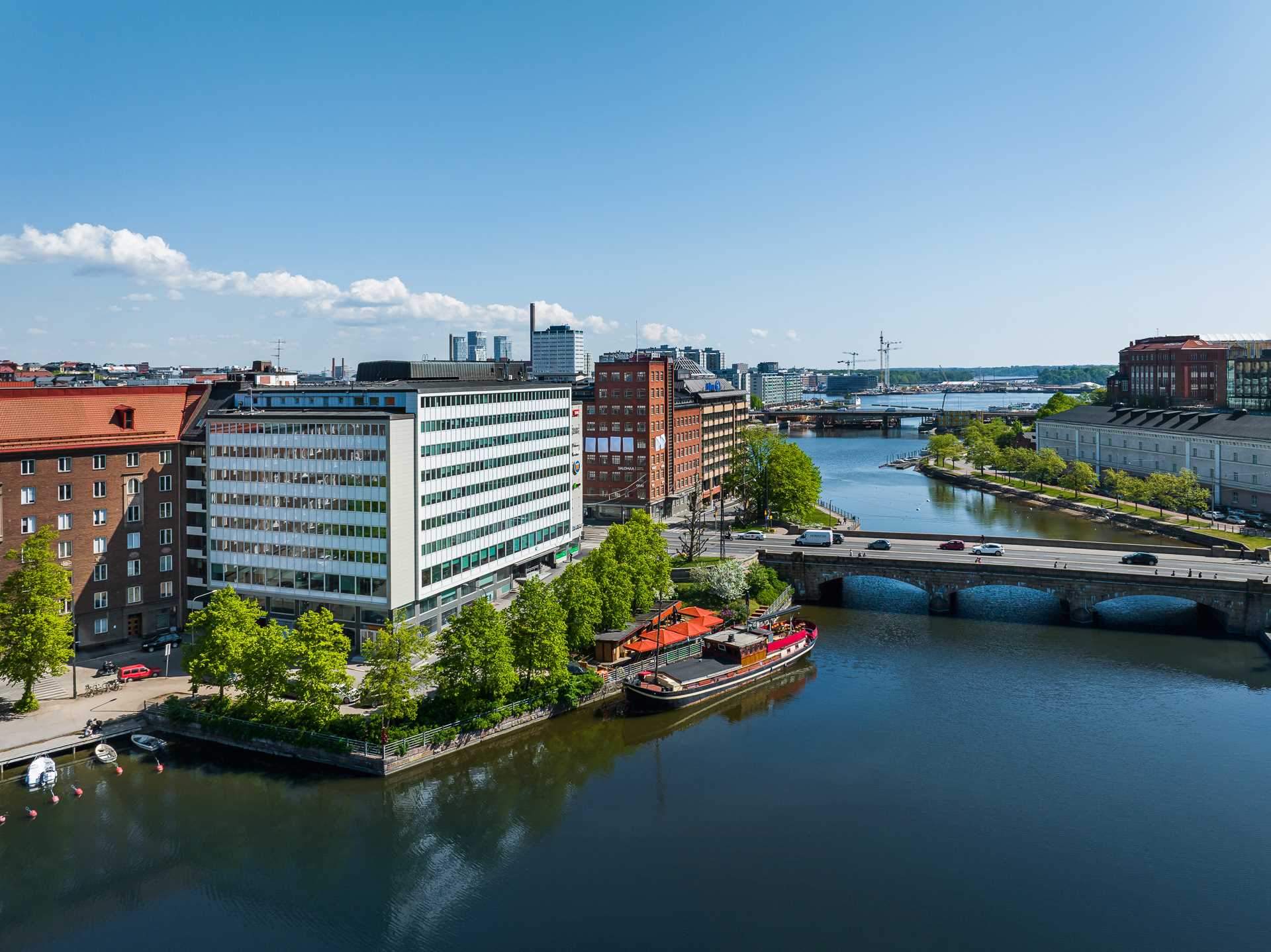 Tyylikkäät toimitilat Helsingin Hakaniemessä viehättävällä merellisellä sijainnilla.
